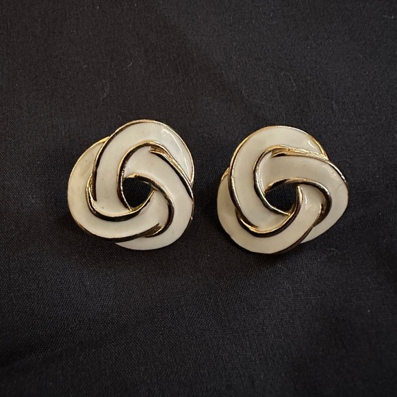 White and gold knot earrings - Picture 2 of 2